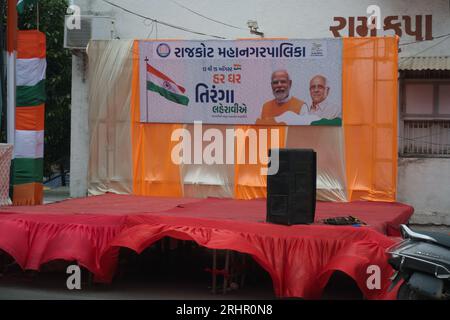 Rajkot, Gujarat, India, 13-08-2023, Har Ghar Tiranga Yatra. Decorazione della strada prima dell'Independence Day. Dharam Cinema Street, R World Foto Stock