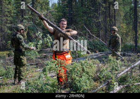 (230818) -- NORTHWEST TERRITORIES (CANADA), 18 agosto 2023 (Xinhua) -- foto scattata il 16 agosto 2023 mostra i membri delle forze armate canadesi che costruiscono un fuochi d'artificio a Yellowknife, Northwest Territories, Canada. Il governo dei territori del Nord-Ovest del Canada ha dichiarato lo stato di emergenza martedì e ha emesso l'ordine di evacuazione mercoledì in risposta a incendi fuori controllo. È in corso l'evacuazione di massa delle aree del territorio, compresa la capitale Yellowknife, la più grande comunità del territorio con una popolazione di oltre 20.000. Ai residenti fu ordinato di andarsene entro mezzogiorno Foto Stock