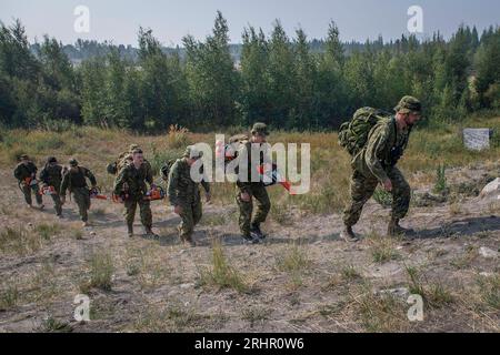 (230818) -- NORTHWEST TERRITORIES (CANADA), 18 agosto 2023 (Xinhua) -- foto scattata il 16 agosto 2023 mostra i membri delle forze armate canadesi che si dirigono a lavorare su un'interruzione di fuoco a Yellowknife, Northwest Territories, Canada. Il governo dei territori del Nord-Ovest del Canada ha dichiarato lo stato di emergenza martedì e ha emesso l'ordine di evacuazione mercoledì in risposta a incendi fuori controllo. È in corso l'evacuazione di massa delle aree del territorio, compresa la capitale Yellowknife, la più grande comunità del territorio con una popolazione di oltre 20.000. Ai residenti è stato ordinato di andarsene Foto Stock