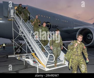 (230818) -- NORTHWEST TERRITORIES (CANADA), 18 agosto 2023 (Xinhua) -- foto scattata il 14 agosto 2023 mostra i membri delle forze armate canadesi che arrivano a combattere gli incendi a Yellowknife, territori del Nord-Ovest, Canada. Il governo dei territori del Nord-Ovest del Canada ha dichiarato lo stato di emergenza martedì e ha emesso l'ordine di evacuazione mercoledì in risposta a incendi fuori controllo. È in corso l'evacuazione di massa delle aree del territorio, compresa la capitale Yellowknife, la più grande comunità del territorio con una popolazione di oltre 20.000. Ai residenti fu ordinato di andarsene per n Foto Stock