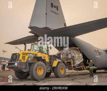 (230818) -- NORTHWEST TERRITORIES (CANADA), 18 agosto 2023 (Xinhua) -- foto scattata il 14 agosto 2023 mostra attrezzature antincendio scaricate in un aeroporto di Yellowknife, Northwest Territories, Canada. Il governo dei territori del Nord-Ovest del Canada ha dichiarato lo stato di emergenza martedì e ha emesso l'ordine di evacuazione mercoledì in risposta a incendi fuori controllo. È in corso l'evacuazione di massa delle aree del territorio, compresa la capitale Yellowknife, la più grande comunità del territorio con una popolazione di oltre 20.000. Ai residenti è stato ordinato di andarsene entro mezzogiorno di venerdì. (Canadia Foto Stock