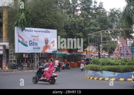 Rajkot, Gujarat, India, 13-08-2023, Har Ghar Tiranga Yatra. Decorazione della strada prima dell'Independence Day. Dharam Cinema Street, R World Foto Stock