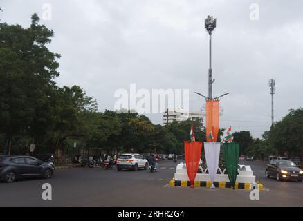 Rajkot, Gujarat, India, 13-08-2023, Har Ghar Tiranga Yatra. Decorazione della strada prima dell'Independence Day. Dharam Cinema Street, R World Foto Stock