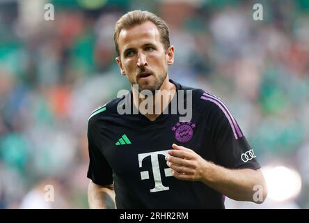 Harry Kane del Bayern Monaco si riscalda prima del calcio d'inizio prima della partita di Bundesliga allo stadio Weser di Brema. Data immagine: Venerdì 18 agosto 2023. Foto Stock