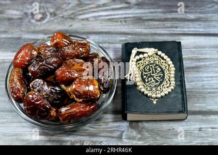 Background Ramadan, date Ajwa, una cultivar della data di palma utilizzata in iftar, il Sacro Corano, Corano o Corano (la recitazione) è la t religiosa centrale Foto Stock