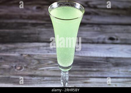 Bevande fredde e refrigerate alla menta di limone, bibite gassate e limonata gassate, spesso contengono livelli molto elevati di benzoato di sodio, e questo spesso Foto Stock