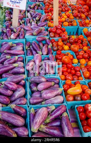 Melanzane e pomodori in vendita al mercato agricolo settimanale di Reston, Virginia, USA. Foto Stock