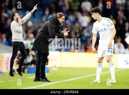 Il manager del Leeds United Daniel Farke parla con il giocatore Archie Gray (a destra) durante la partita del campionato Sky Bet a Elland Road, Leeds. Data immagine: Venerdì 18 agosto 2023. Foto Stock