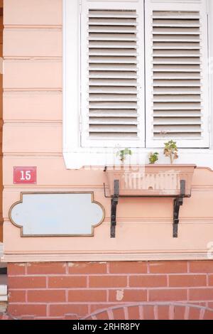 Mockup di insegne stradali su un moderno edificio cittadino Foto Stock
