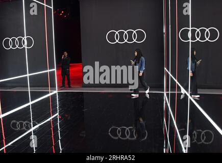 Mumbai, India. 18 agosto 2023. Prima del lancio di Audi e-tron sportback e suv Electric car a Mumbai, si vedono persone vicino al logo Audi. I clienti interessati possono prenotare un'auto elettrica Audi Q8 e-tron sul sito Web Audi India e sull'app "myaudi Connect". Credito: SOPA Images Limited/Alamy Live News Foto Stock