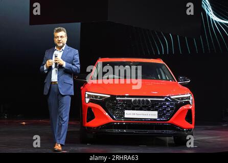 Mumbai, India. 18 agosto 2023. Balbir Singh Dhillon (R), Head-Audi India parla durante il lancio di Audi e-tron sportback e suv Electric car a Mumbai. I clienti interessati possono prenotare un'auto elettrica Audi Q8 e-tron sul sito Web Audi India e sull'app "myaudi Connect". Credito: SOPA Images Limited/Alamy Live News Foto Stock