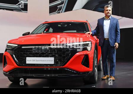 Mumbai, India. 18 agosto 2023. Balbir Singh Dhillon (R), Head-Audi India posa per una foto durante il lancio di Audi e-tron sportback e suv auto elettrica a Mumbai. I clienti interessati possono prenotare un'auto elettrica Audi Q8 e-tron sul sito Web Audi India e sull'app "myaudi Connect". Credito: SOPA Images Limited/Alamy Live News Foto Stock