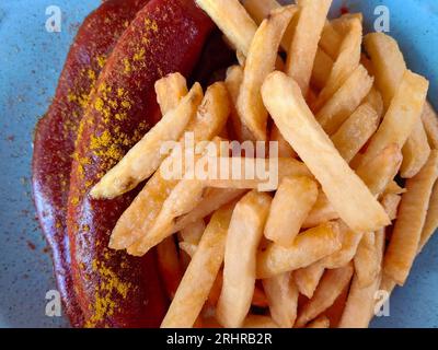 Düsseldorf, Deutschland, Ein Teller mit einer Currywurst und Pommes Frites steht auf einem Tisch des Restaurants Currywurst in Düsseldorf am 07.08.2023 foto: Norbert Schmidt, Düsseldorf Foto Stock