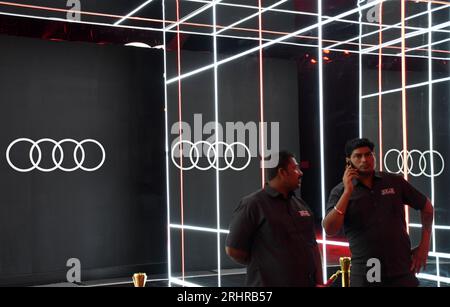 Mumbai, India. 18 agosto 2023. Il personale di sicurezza sta di guardia vicino al logo Audi prima del lancio di Audi e-tron sportback e suv auto elettrica a Mumbai. I clienti interessati possono prenotare un'auto elettrica Audi Q8 e-tron sul sito Web Audi India e sull'app "myaudi Connect". (Foto di Ashish Vaishnav/SOPA Images/Sipa USA) credito: SIPA USA/Alamy Live News Foto Stock