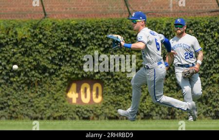 Chicago, Stati Uniti. 18 agosto 2023. Il fielder destro dei Kansas City Royals Drew Waters (6) schiera il pallone contro i Chicago Cubs durante il primo inning al Wrigley Field di Chicago venerdì 18 agosto 2023. Foto di Mark Black/UPI Credit: UPI/Alamy Live News Foto Stock