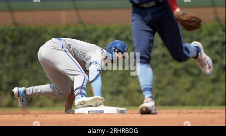 Chicago, Stati Uniti. 18 agosto 2023. Kansas City Royals MJ Melendez (1) si tuffa in sicurezza nel secondo inning contro i Chicago Cubs al Wrigley Field di Chicago venerdì 18 agosto 2023. Foto di Mark Black/UPI Credit: UPI/Alamy Live News Foto Stock