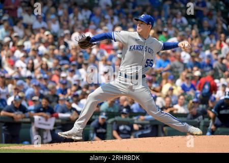 Chicago, Stati Uniti. 18 agosto 2023. Il lanciatore titolare dei Kansas City Royals Cole Ragans (55) lanciò contro i Chicago Cubs durante il primo inning al Wrigley Field di Chicago venerdì 18 agosto 2023. Foto di Mark Black/UPI Credit: UPI/Alamy Live News Foto Stock