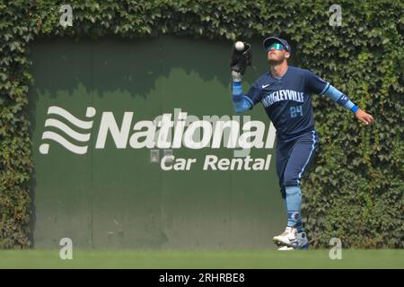 Chicago, Stati Uniti. 18 agosto 2023. il centrocampista dei Chicago Cubs Cody Bellinger (24) si presenta contro i Kansas City Royals durante il secondo inning al Wrigley Field di Chicago venerdì 18 agosto 2023. Foto di Mark Black/UPI Credit: UPI/Alamy Live News Foto Stock