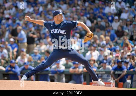 Chicago, Stati Uniti. 18 agosto 2023. Il lanciatore titolare dei Chicago Cubs Jameson Taillon (50) lanciò contro i Kansas City Royals durante il primo inning al Wrigley Field di Chicago venerdì 18 agosto 2023. Foto di Mark Black/UPI Credit: UPI/Alamy Live News Foto Stock