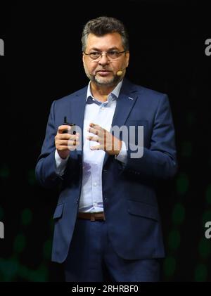 Mumbai, India. 18 agosto 2023. Balbir Singh Dhillon, Head-Audi India, parla durante il lancio di Audi e-tron sportback e suv Electric car a Mumbai. I clienti interessati possono prenotare un'auto elettrica Audi Q8 e-tron sul sito Web Audi India e sull'app "myaudi Connect". (Foto di Ashish Vaishnav/SOPA Images/Sipa USA) credito: SIPA USA/Alamy Live News Foto Stock