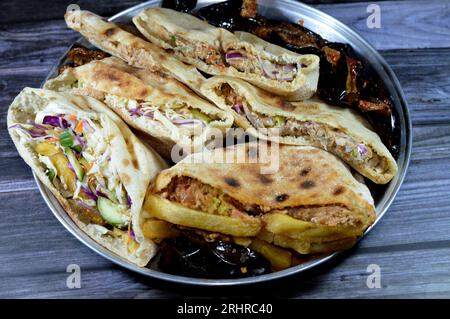 Patate fritte sandwich a dita e pane piatto con purè di fave e tradizionali panini egiziani con dinamite farciti di fave, uova, gre Foto Stock