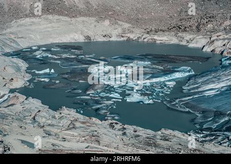 Lago di ghiaccio fuso nel ghiacciaio di montagna Foto Stock