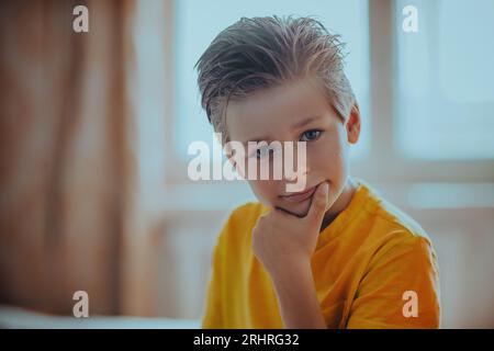 Ritratto di un bellissimo e premuroso bambino di sette anni Foto Stock