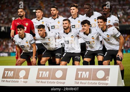 Valencia, Spagna. 18 agosto 2023. I giocatori del Valencia CF prima della partita di LaLiga tra Valencia CF e UD Las Palmas a Mestalla il 18 agosto 2023 a Valencia, Spagna. Crediti: Saolab/Alamy Live News Foto Stock