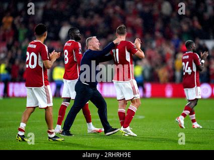 Il manager del Nottingham Forest Steve Cooper festeggia con Chris Wood alla fine della partita di Premier League al City Ground di Nottingham. Data immagine: Venerdì 18 agosto 2023. Foto Stock