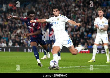 Pascal Struijk (centro) del Leeds United e Josh Maja (sinistra) di West Bromwich Albion combattono per il pallone durante la partita del campionato Sky Bet a Elland Road, Leeds. Data immagine: Venerdì 18 agosto 2023. Foto Stock