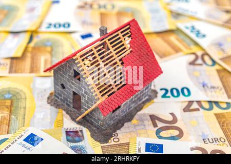 Minuscola casa dei giocattoli con 200 euro di bollette - costi di costruzione e costruzione. Foto Stock