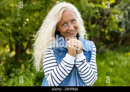 Ritratto di una donna caucasica felice con i capelli lunghi Foto Stock