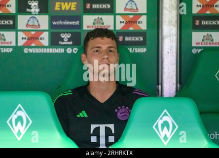 Benjamin PAVARD (M) in panchina calcio 1st Bundesliga, 1st Matchday, SV Werder Brema (HB) - FC Bayern Monaco (M), il 18 agosto 2023 a Brema/Germania. Le normative #DFL vietano qualsiasi uso di fotografie come sequenze di immagini e/o quasi-video # Foto Stock