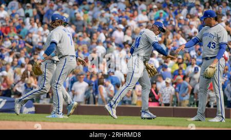 Chicago, Stati Uniti. 18 agosto 2023. I Kansas City Royals festeggiano la vittoria del 4-3 sui Chicago Cubs al Wrigley Field di Chicago venerdì 18 agosto 2023. Foto di Mark Black/UPI Credit: UPI/Alamy Live News Foto Stock