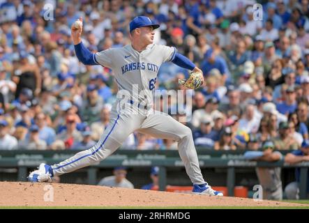 Chicago, Stati Uniti. 18 agosto 2023. Il lanciatore di rilievo dei Kansas City Royals Dylan Coleman (65) lanciò contro i Chicago Cubs durante il settimo inning al Wrigley Field di Chicago venerdì 18 agosto 2023. Foto di Mark Black/UPI Credit: UPI/Alamy Live News Foto Stock