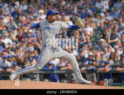 Chicago, Stati Uniti. 18 agosto 2023. Il lanciatore di rilievo dei Kansas City Royals Carlos Hernandez (43) lanciò contro i Chicago Cubs durante il nono inning al Wrigley Field di Chicago venerdì 18 agosto 2023. Foto di Mark Black/UPI Credit: UPI/Alamy Live News Foto Stock