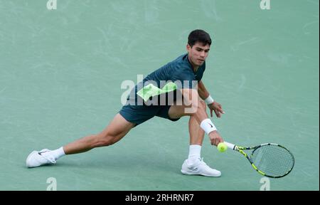 Ohio, USA. 18 agosto 2023. 18 agosto 2023: Carlos Alcaraz (ESP) ha sconfitto Max Purcell (AUS) 4-6, 6-3, 6-4, al Western & Southern Open, giocando al Lindner Family Tennis Center di Mason, Ohio. © Leslie Billman/Tennisclix/CSM credito: Cal Sport Media/Alamy Live News Foto Stock