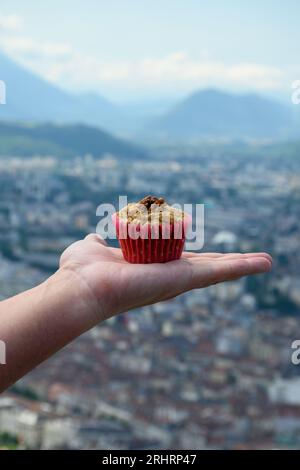 Gateau Grenoblois, torta di caffè alla noce francese, specialità di Grenoble e vista sulla parte centrale della città di Grenoble dai fortini della Bastiglia con le montagne A. Foto Stock