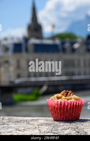 Gateau Grenoblois, torta di caffè alla noce francese, specialità di Grenoble e vista sulla parte centrale della città di Grenoble con montagne intorno, fiume Isere, p. Foto Stock