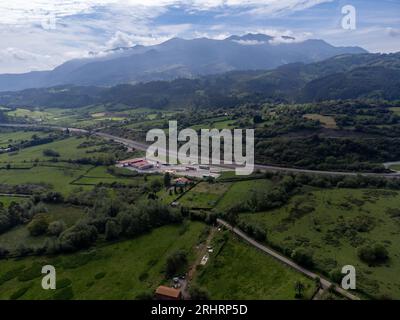 Viaggiare in auto nelle Asturie, nel nord della Spagna. Vista sul villaggio, case, giardini vicino a Villaviciosa. Foto Stock