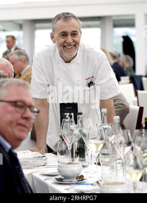Foto del file datata 18/03/22 di Michel Roux Jr. Nel ristorante Chez Roux all'Ippodromo di Cheltenham. Lo chef Michel Roux Jr ha annunciato la chiusura di le Gavroche, il suo ristorante con due stelle Michelin, dopo 56 anni. Roux Jr, che è apparso in diversi show televisivi di cucina, ha detto che la decisione era stata presa in modo da poter trascorrere "più tempo con la sua famiglia". Data di emissione: Venerdì 18 agosto 2023. Foto Stock