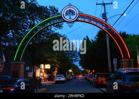 Un arco illuminato dà il benvenuto agli ospiti a Wooster Street, il tradizionale quartiere italiano di New Haven, Connecticut Foto Stock