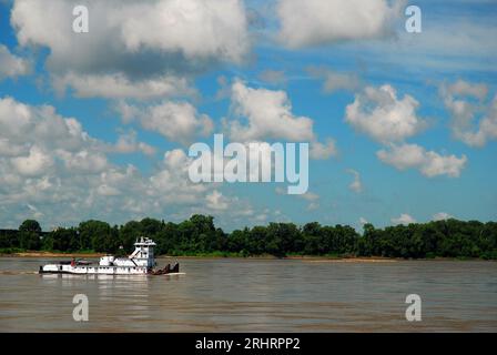 Una chiatta percorre il fiume Mississippi, dirigendosi a monte senza carico vicino a Memphis, Tennessee Foto Stock