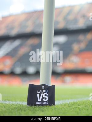 Valencia, Spagna. 18 agosto 2023. Nessun braccialetto razzista all'angolo durante la partita di la Liga tra Valencia FC e UD Las Palmas giocata al Mestalla Stadium il 18 agosto 2023 a Valencia, in Spagna. (Foto di Jose Torres/PRESSINPHOTO) crediti: PRESSINPHOTO SPORTS AGENCY/Alamy Live News Foto Stock