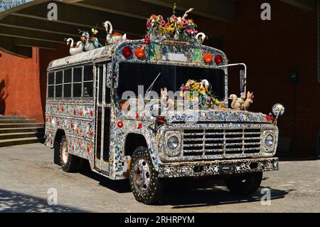 Uno scuolabus decorato, con un mosaico di vetrate colorate e colorate, si trova all'esterno dell'American Visionary Art Museum di Baltimora, Maryland Foto Stock