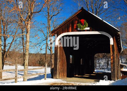 Il Mr Williams Bridge, uno storico ponte coperto a Grafton, Vermont, è decorato per il periodo natalizio e circondato dalla neve invernale Foto Stock