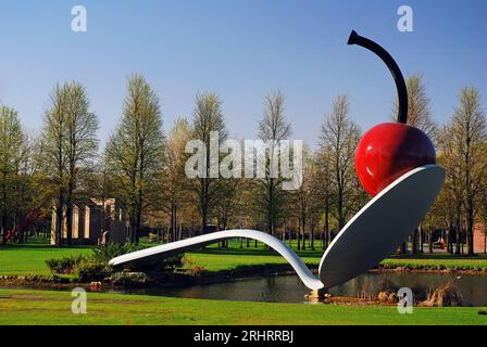 Il Claes Oldenburg's Spoonbridge and Cherry è un'attrazione popolare presso il Walker Art Center di Minneapolis Foto Stock