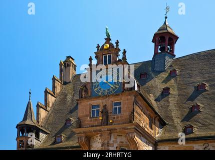 Storico municipio con timpano rinascimentale del 1581 con l'orologio d'arte sulla torre delle scale, Germania, Assia, Marburg an der Lahn Foto Stock