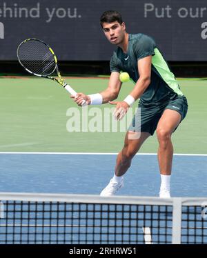 Ohio, USA. 18 agosto 2023. 18 agosto 2023: Carlos Alcaraz (ESP) ha sconfitto Max Purcell (AUS) 4-6, 6-3, 6-4, al Western & Southern Open, giocando al Lindner Family Tennis Center di Mason, Ohio. © Leslie Billman/Tennisclix/CSM credito: Cal Sport Media/Alamy Live News Foto Stock