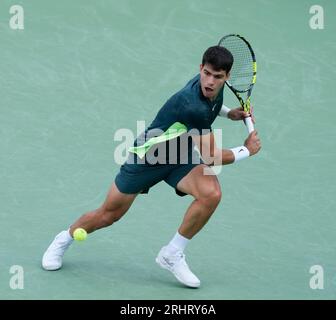 Ohio, USA. 18 agosto 2023. 18 agosto 2023: Carlos Alcaraz (ESP) ha sconfitto Max Purcell (AUS) 4-6, 6-3, 6-4, al Western & Southern Open, giocando al Lindner Family Tennis Center di Mason, Ohio. © Leslie Billman/Tennisclix/CSM credito: Cal Sport Media/Alamy Live News Foto Stock